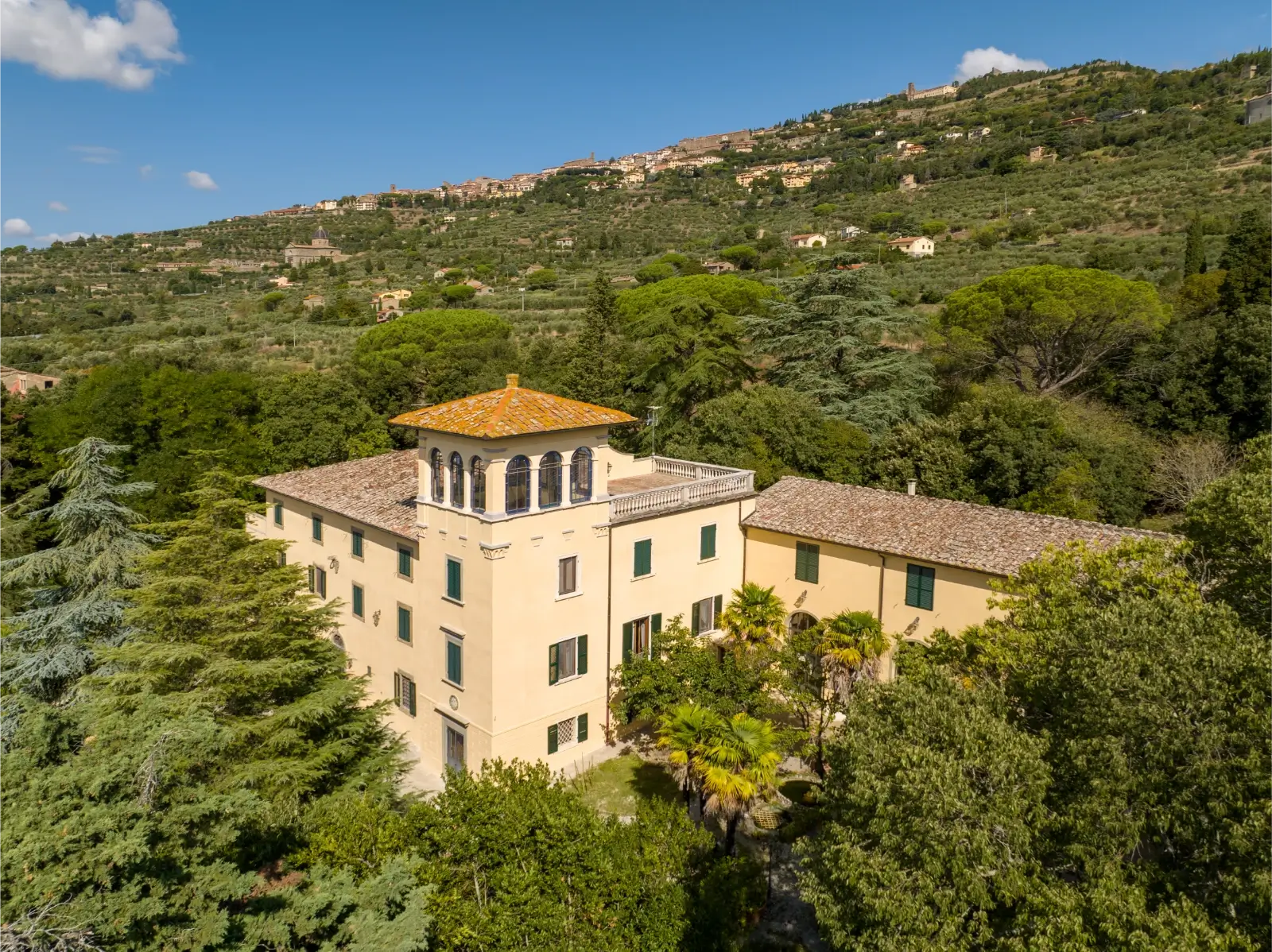 Navigating the real estate market between Tuscany and Umbria alunno immobiliare